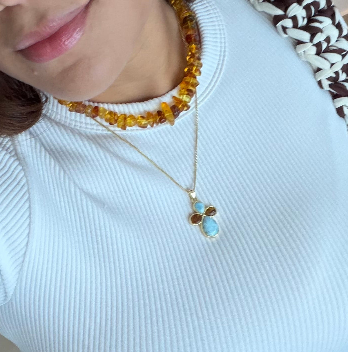 Cadena con cruz larimar y ambar